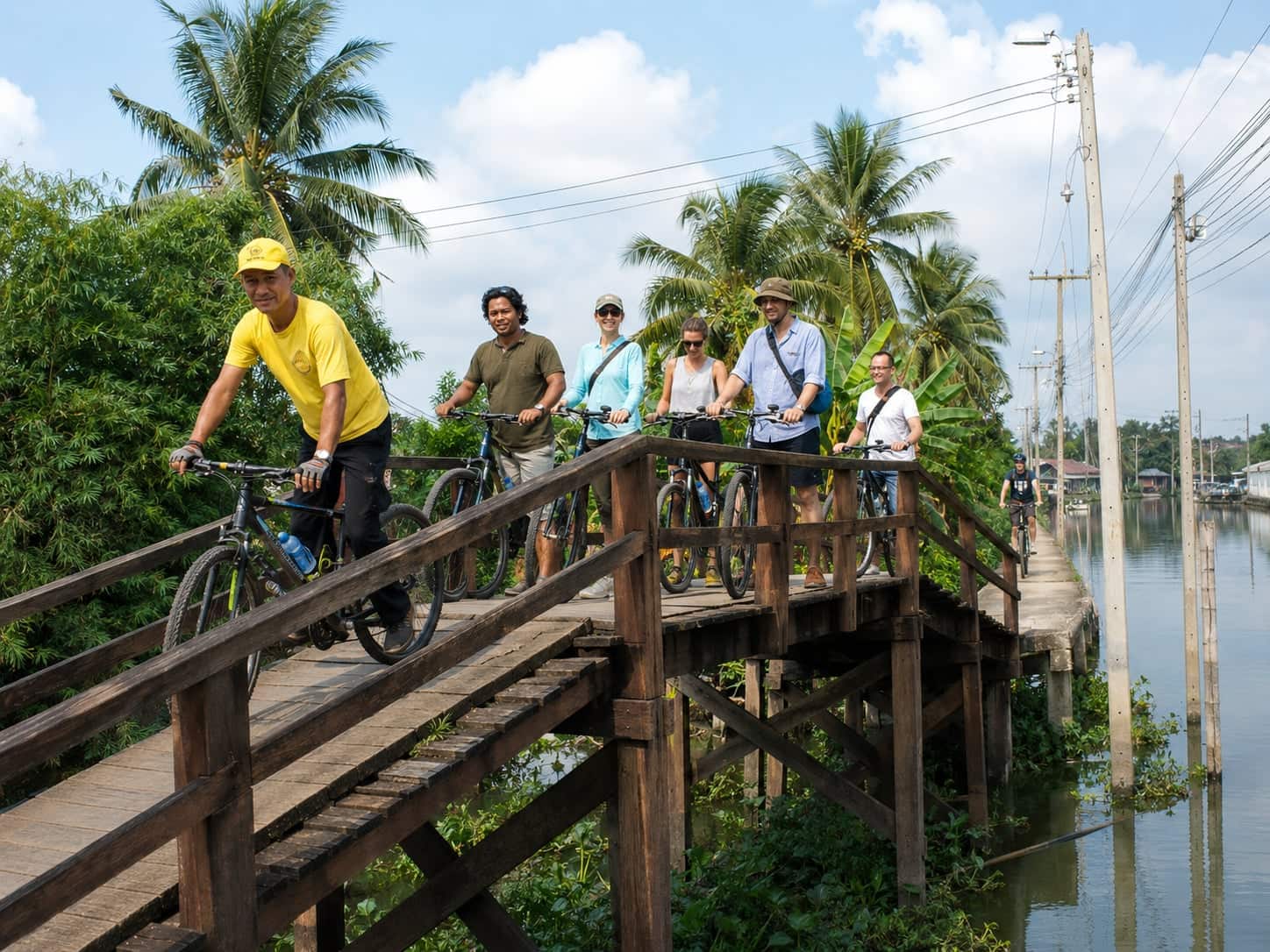 Co van Kessel: Bangkok Old Town and Thonburi 4-Hour Bicycle Tour with Meal