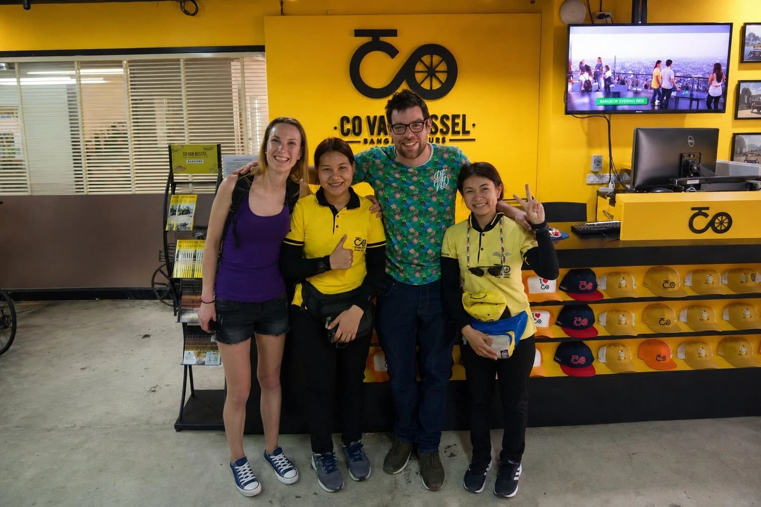 Cyclists setting off on the 3-hour Co van Kessel night bicycle tour in Bangkok