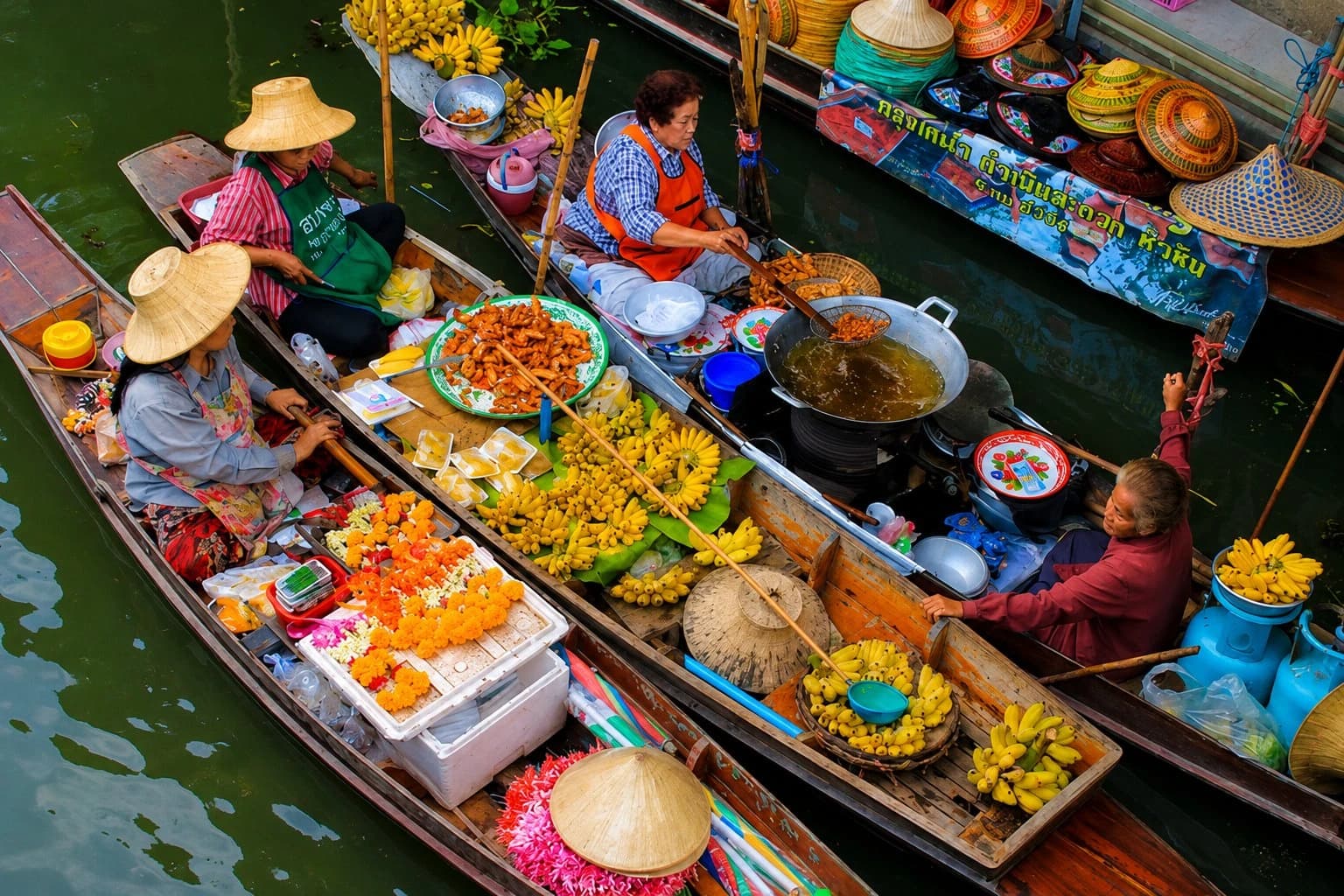 Damnoen Saduak floating market boats